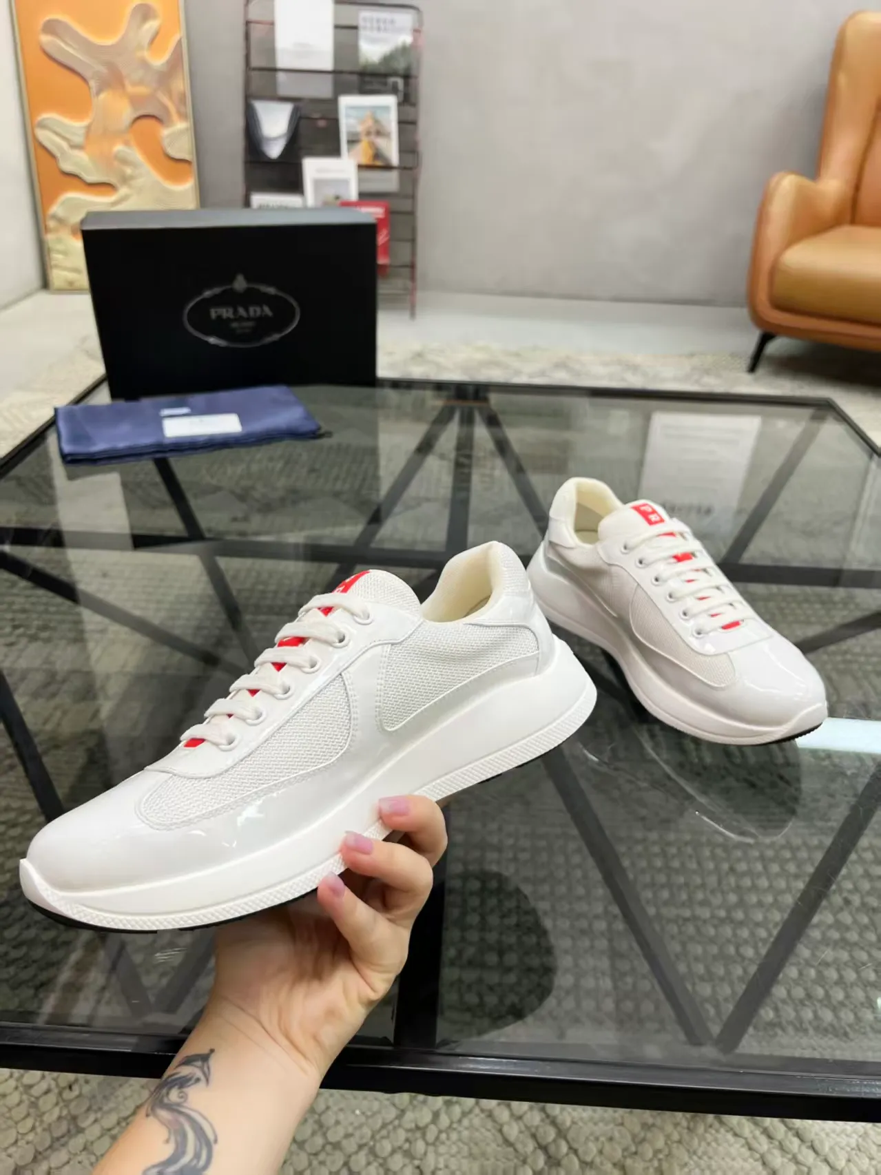 P420 38-45 Prada Prada’s new men’s leather sneakers, the highest version on the market, any comparison is welcome🆚! The original leather has excellent texture and is super high-end! Fetal sheep net lining imported from Italy, removable pad! Luxurious materials and fine workmanship, highly recommended!